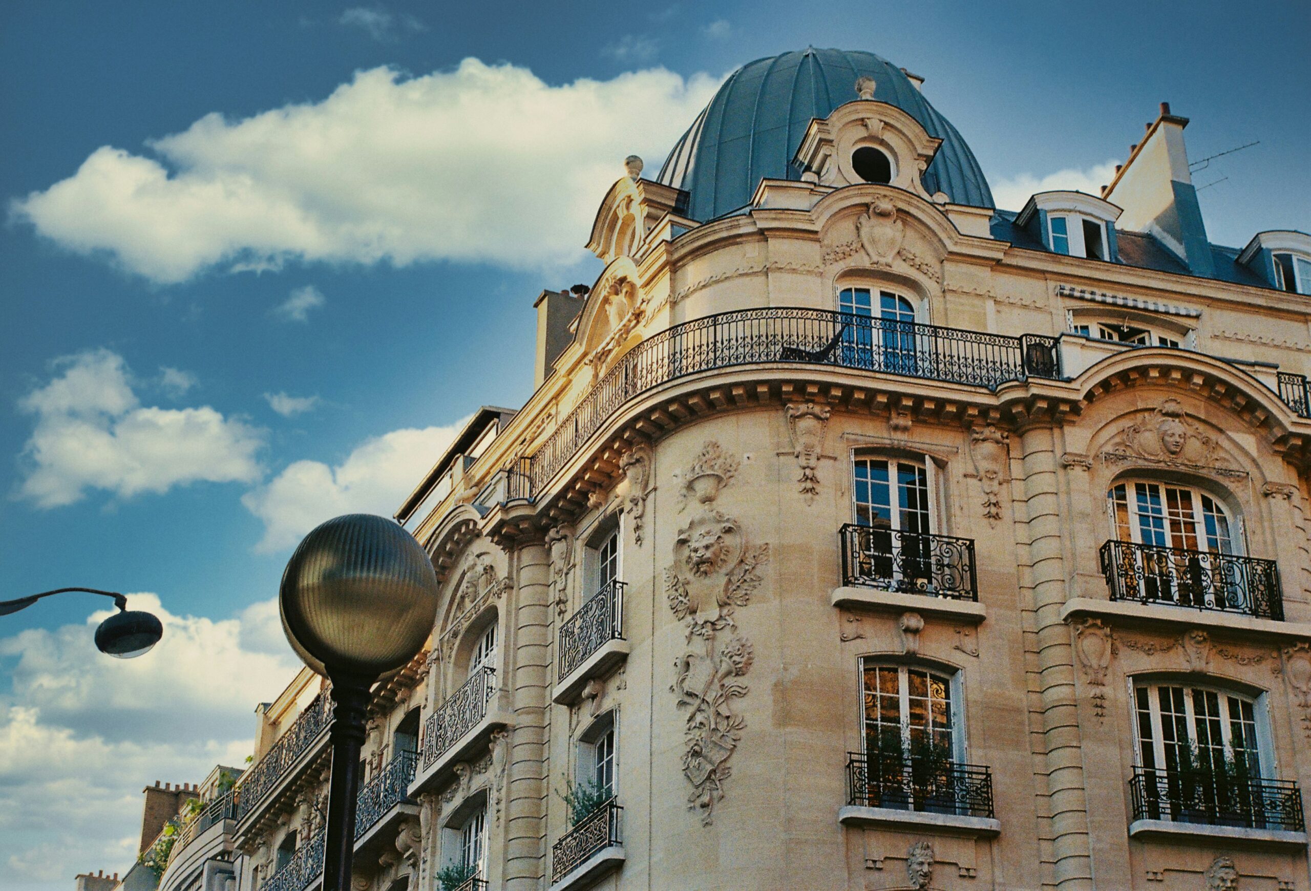 Marché immobilier Paris 2026 : le paradoxe des prix résilients face à l’effondrement des volumes